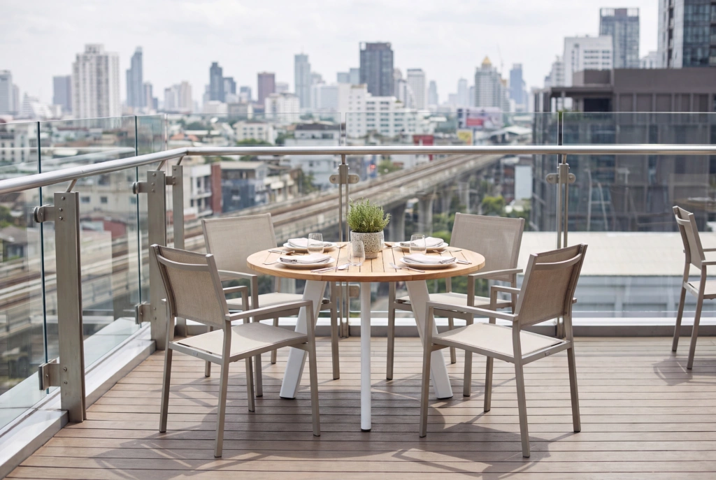 Jumbo Dining Table 36” Round – Teak setting