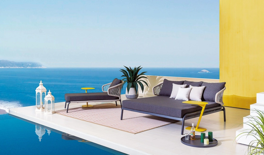 Fiji Daybed And Sunlounger Set With Maldives End Table 2