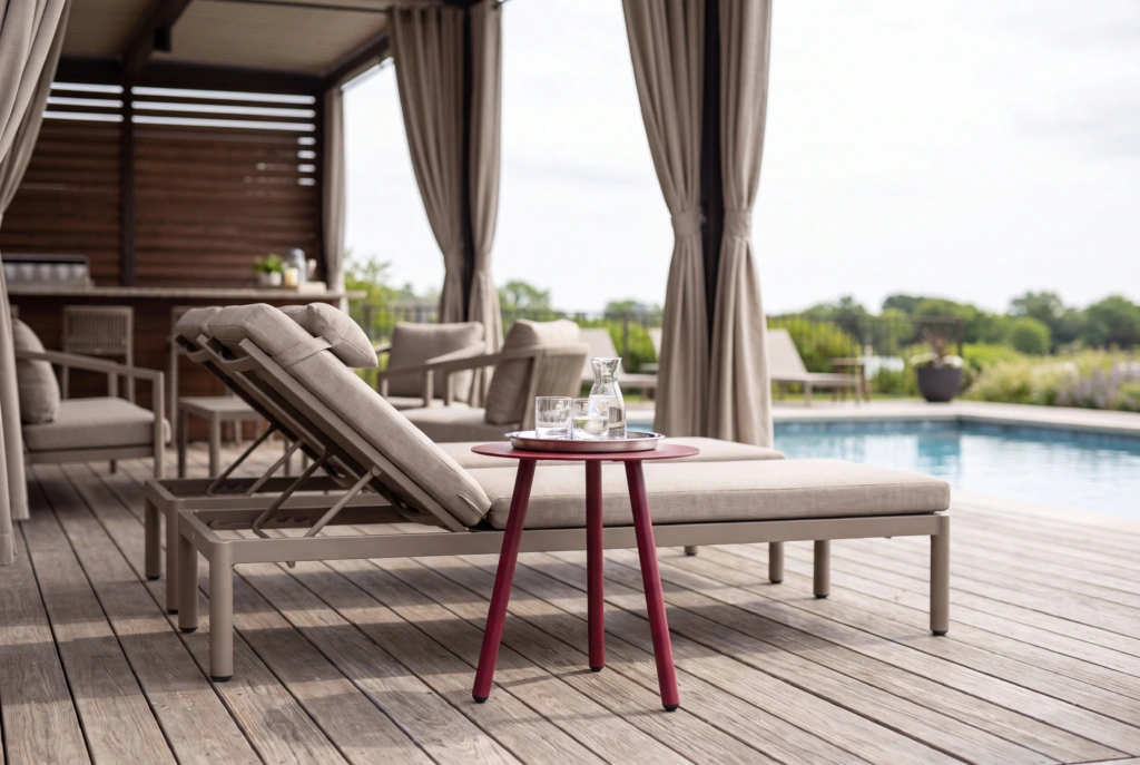 Cayman End Table Tri-leg setting